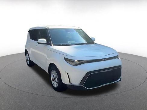 Used 2025 Kia Soul LX w/ LX Technology Package FWD image 3