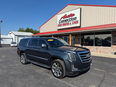 Used 2019 Cadillac Escalade ESV Luxury RWD image 2