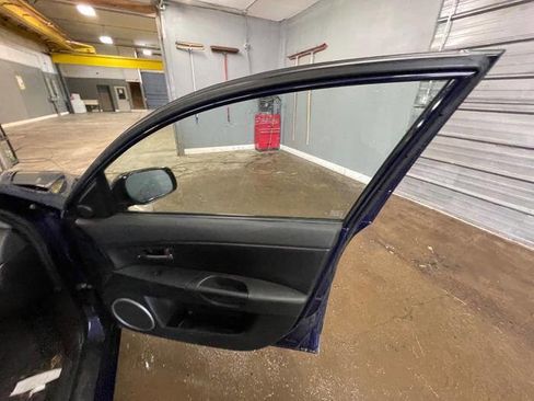 Used 2004 MAZDA MAZDA3 s w/ Moonroof & 6-CD Pkg image 31