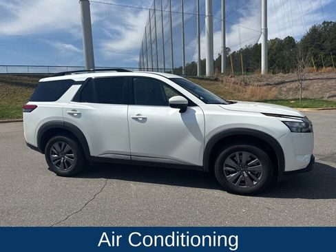 Used 2024 Nissan Pathfinder SV image 6