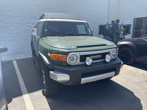 Used 2011 Toyota FJ Cruiser 4WD w/ Upgrade Pkg image 3