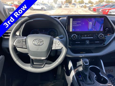Used 2024 Toyota Highlander Limited image 17