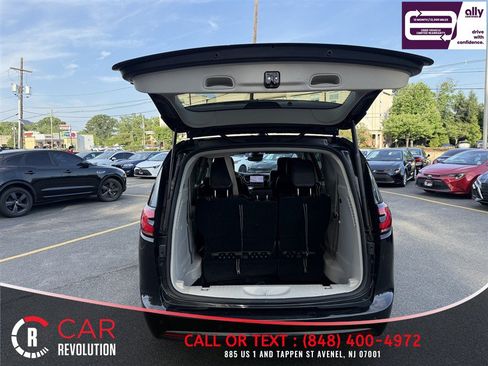 Used 2024 Chrysler Pacifica Limited FWD image 6
