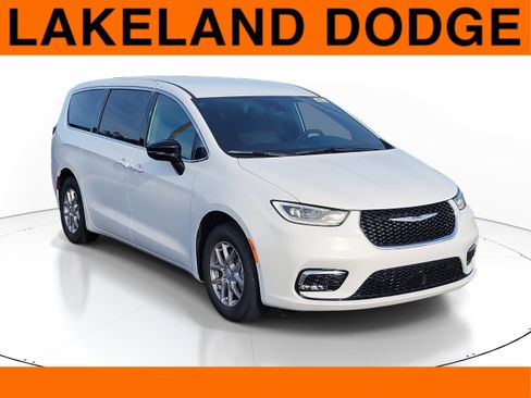 New 2026 Chrysler Pacifica Select image 1