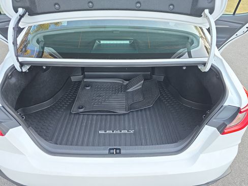 Used 2025 Toyota Camry SE image 12