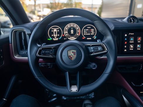 Certified 2025 Porsche Cayenne Coupe image 6