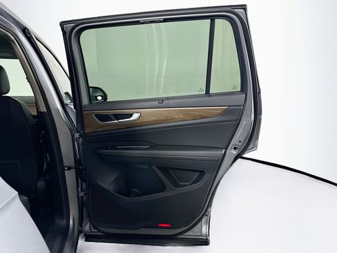 Used 2025 Volkswagen Atlas SE image 31