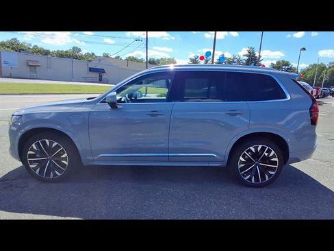 Used 2025 Volvo XC90 T8 Plus w/ Protection Package Premier AWD/4WD image 5