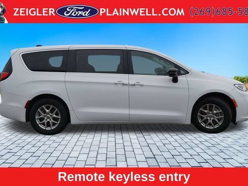 Used 2024 Chrysler Pacifica Touring-L FWD image 6