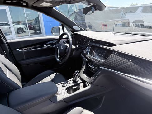 Used 2025 Cadillac XT6 Premium Luxury AWD/4WD image 13