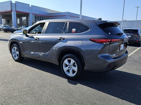 Certified 2023 Toyota Highlander L image 10