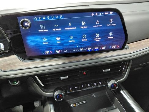 Used 2025 Chevrolet Suburban Z71 image 32