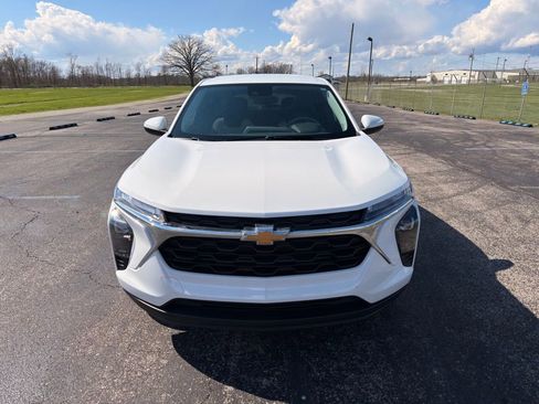 Used 2024 Chevrolet Trax LS w/ LS Convenience Package FWD image 17