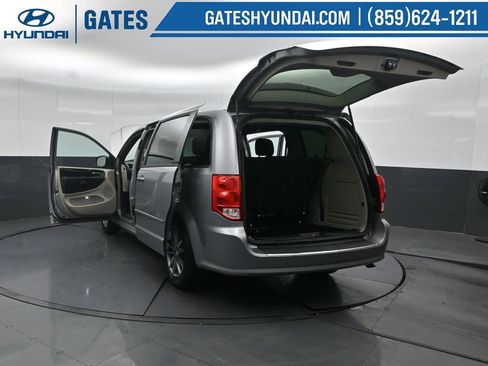 Used 2016 Dodge Grand Caravan SE image 50