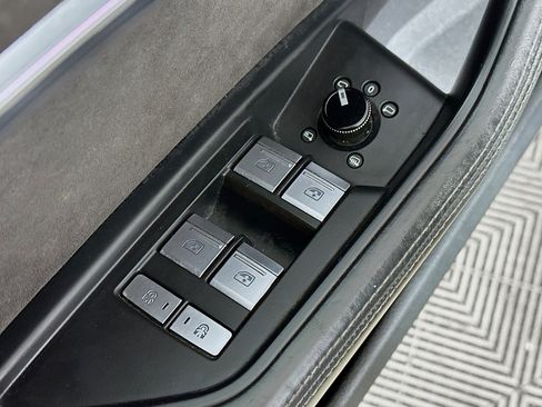 Used 2019 Audi e-tron Prestige w/ Prestige Package image 18