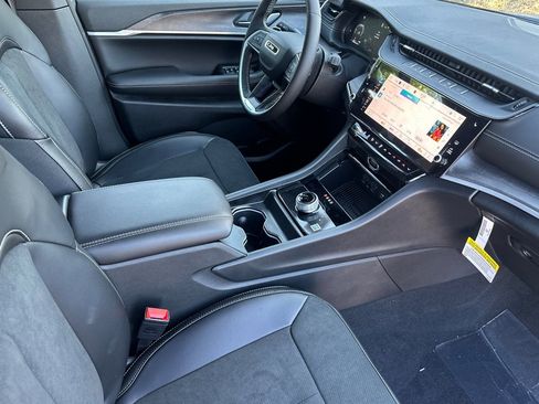 New 2026 Jeep Grand Cherokee Altitude image 13