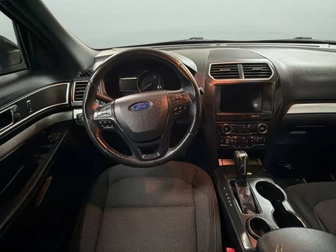 Used 2017 Ford Explorer XLT w/ Equipment Group 201A FWD image 10