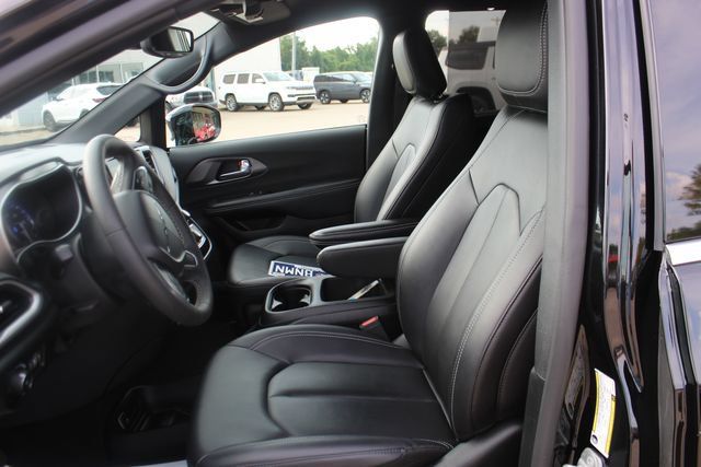 Used 2025 Chrysler Pacifica Select FWD image 10
