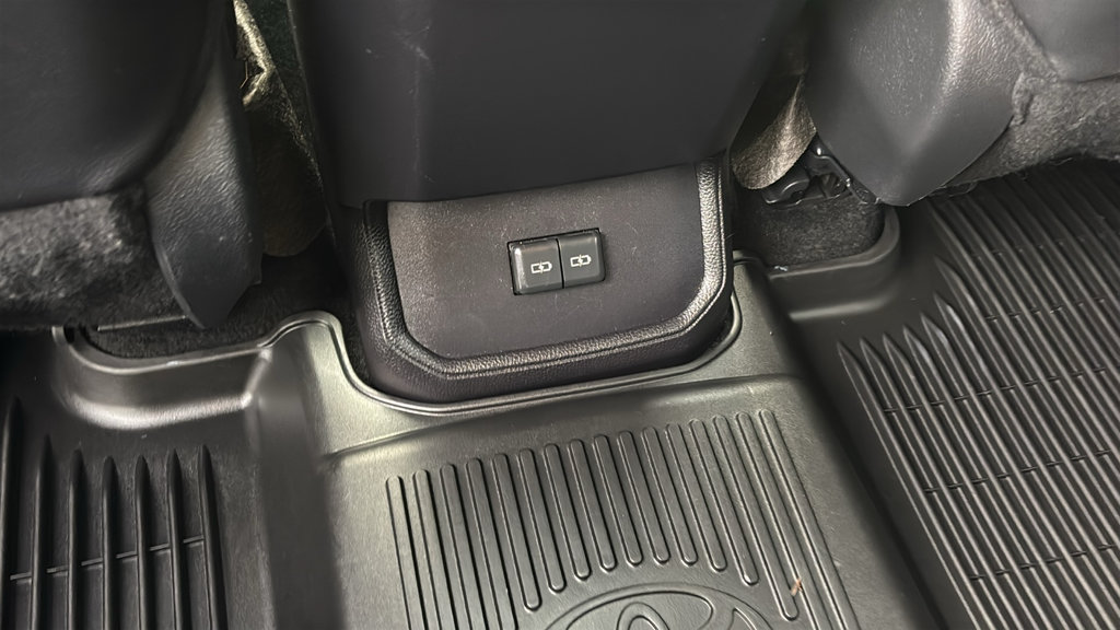 Used 2025 Toyota Highlander XLE AWD/4WD image 10