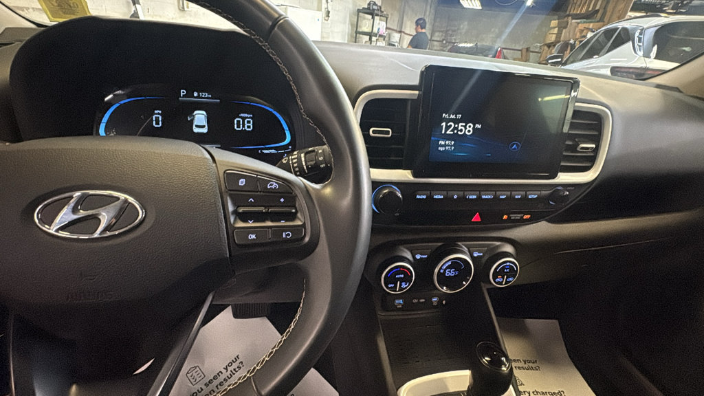 Used 2025 Hyundai Venue Limited FWD image 15