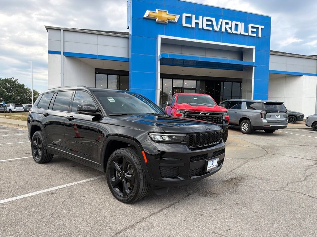 Used 2025 Jeep Grand Cherokee L Laredo AWD/4WD image 1