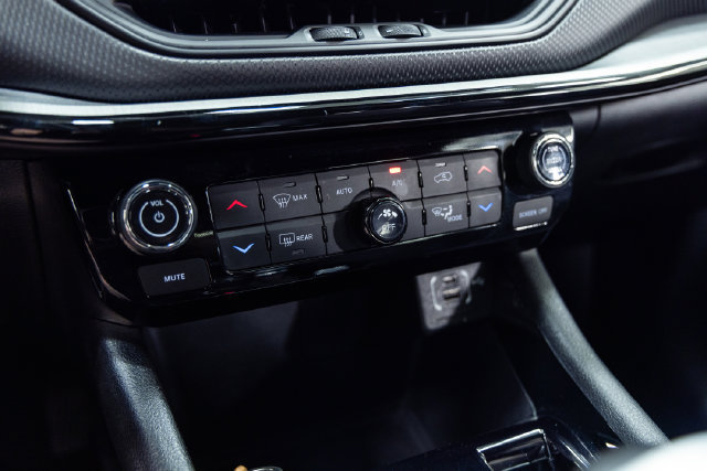 Used 2024 Jeep Compass Trailhawk AWD/4WD image 18
