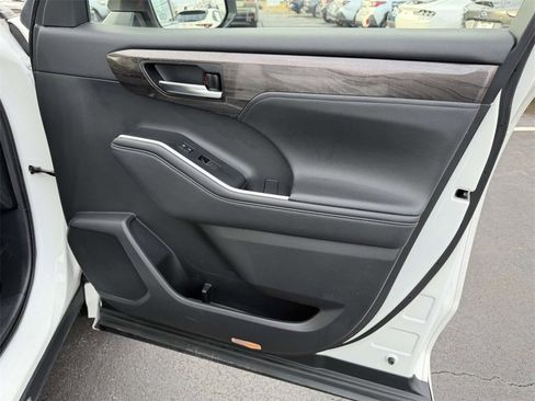 Used 2021 Toyota Highlander Limited image 10