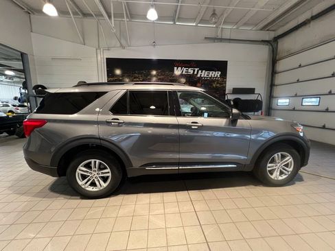 Used 2022 Ford Explorer XLT w/ Equipment Group 202A AWD/4WD image 14