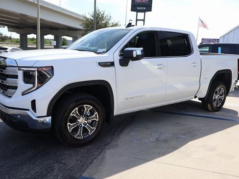 New 2026 GMC Sierra 1500 SLE image 3