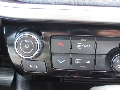 Used 2023 Jeep Compass Latitude image 25