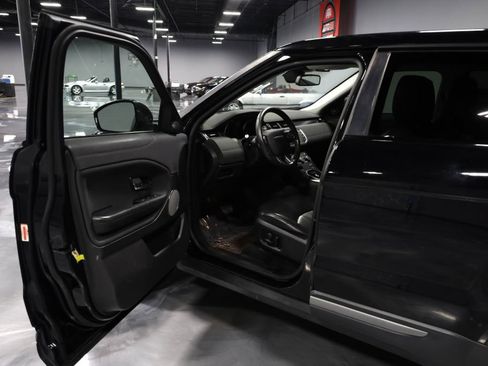 Used 2019 Land Rover Range Rover Evoque SE AWD/4WD image 9