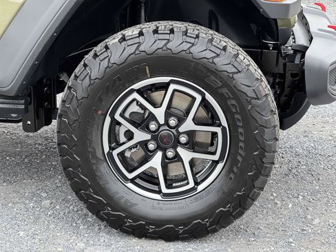 New 2025 Jeep Wrangler Unlimited Rubicon w/ Convenience Group AWD/4WD image 24