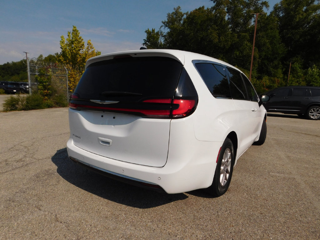 Used 2024 Chrysler Pacifica Touring-L FWD image 6