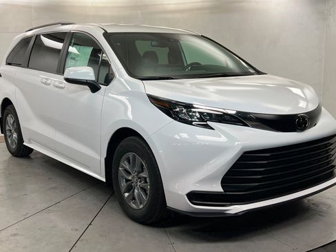 New 2026 Toyota Sienna LE FWD image 7
