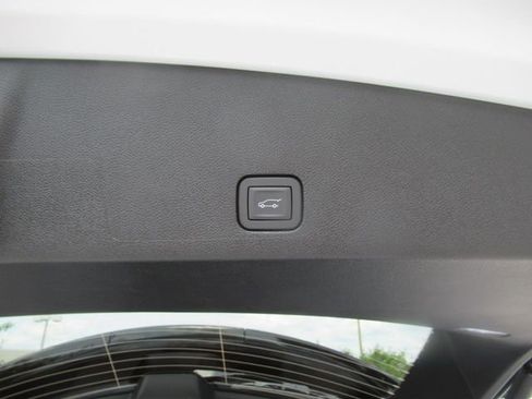 New 2025 Cadillac XT6 Luxury image 33