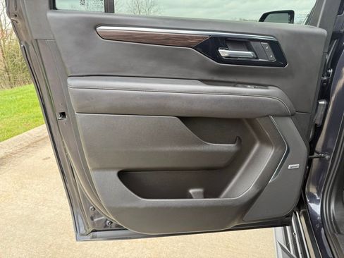 Used 2025 Chevrolet Suburban Premier RWD image 15