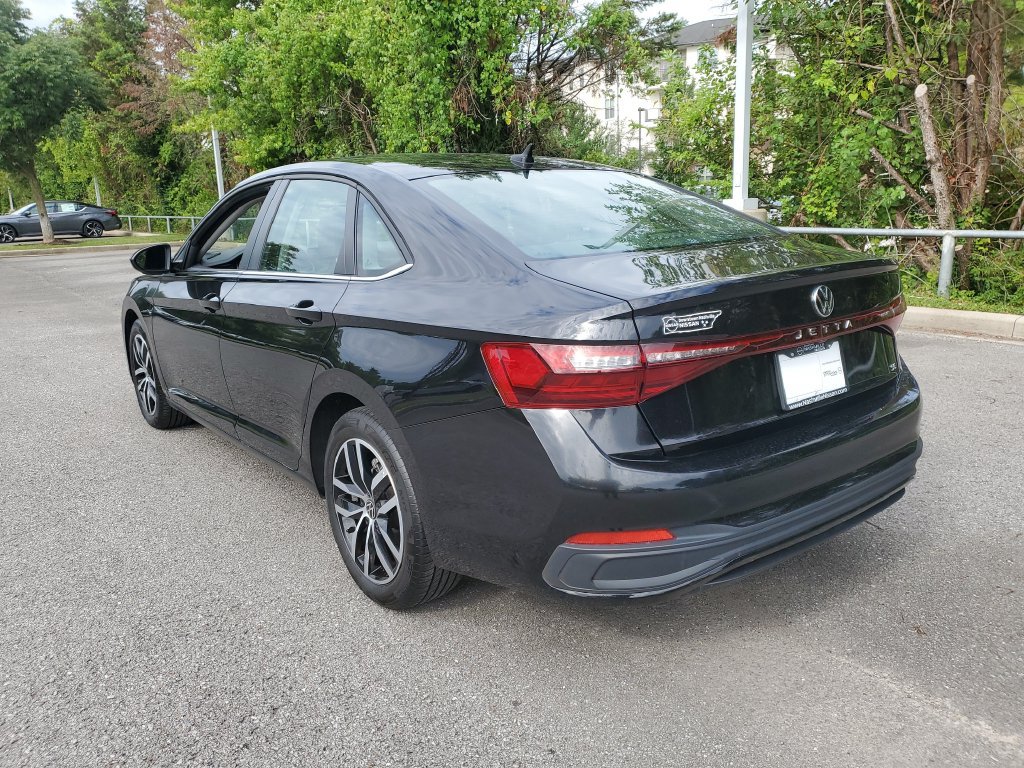 Used 2025 Volkswagen Jetta SE FWD image 3