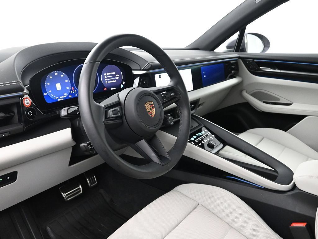 Certified 2025 Porsche Macan 4S Electric AWD/4WD image 4