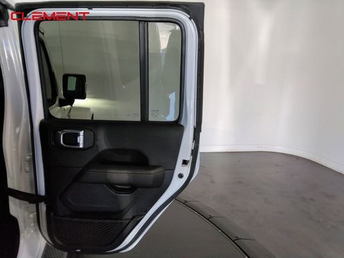 Used 2022 Jeep Wrangler Unlimited Sahara image 37