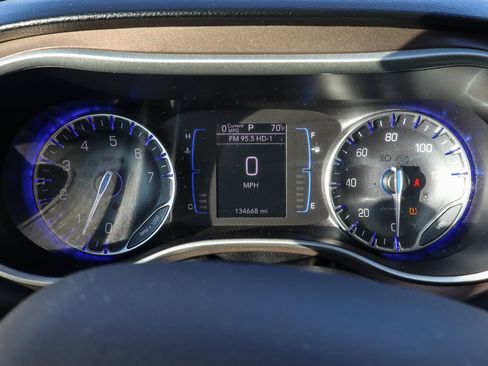 Used 2017 Chrysler Pacifica Touring-L image 29