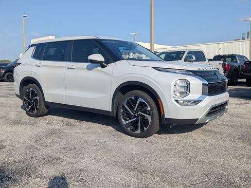 Used 2023 Mitsubishi Outlander SE image 2