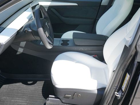 Used 2025 Tesla Model Y Long Range RWD image 9