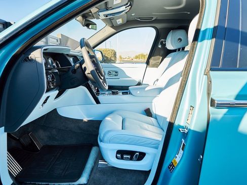 Used 2022 Rolls-Royce Cullinan Black Badge w/ Dark Exterior Package image 27