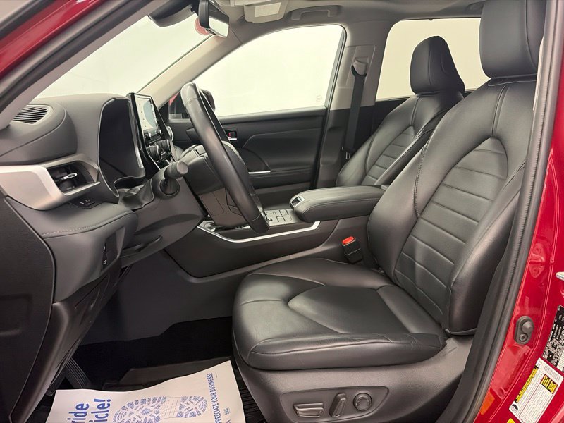 Used 2022 Toyota Highlander XLE AWD/4WD image 25
