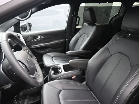 Used 2026 Chrysler Pacifica Select FWD image 14
