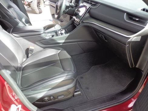 Used 2024 Jeep Grand Cherokee Limited image 11