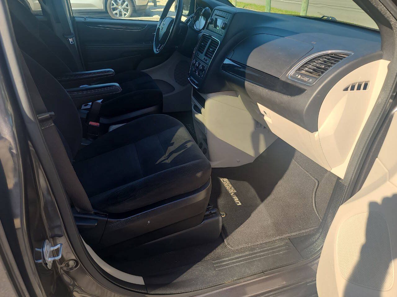 Used 2016 Dodge Grand Caravan SE FWD image 30