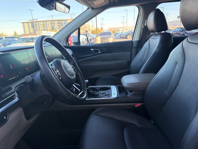 Used 2025 Kia Carnival FWD image 20