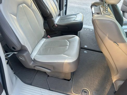 Used 2018 Chrysler Pacifica Touring-L Plus w/ Tire & Wheel Group FWD image 20