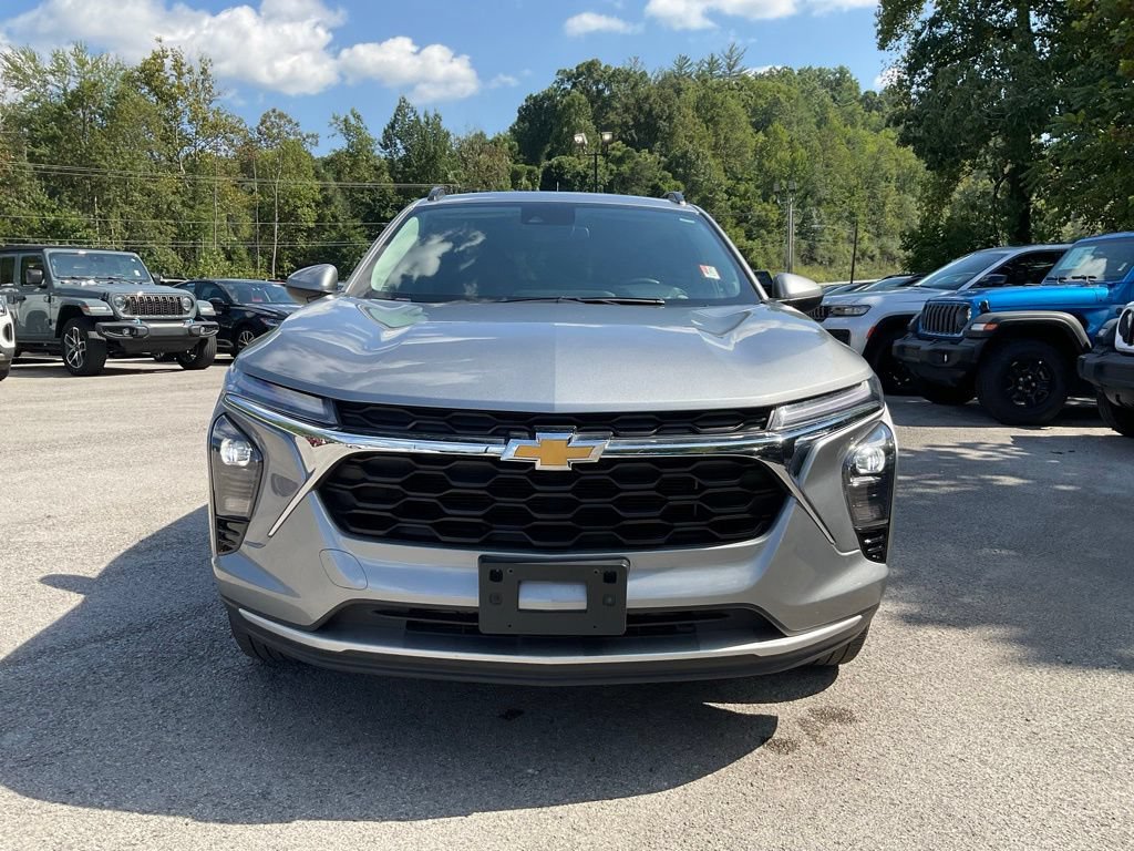 Used 2025 Chevrolet Trax LT w/ LT Convenience Package FWD image 2